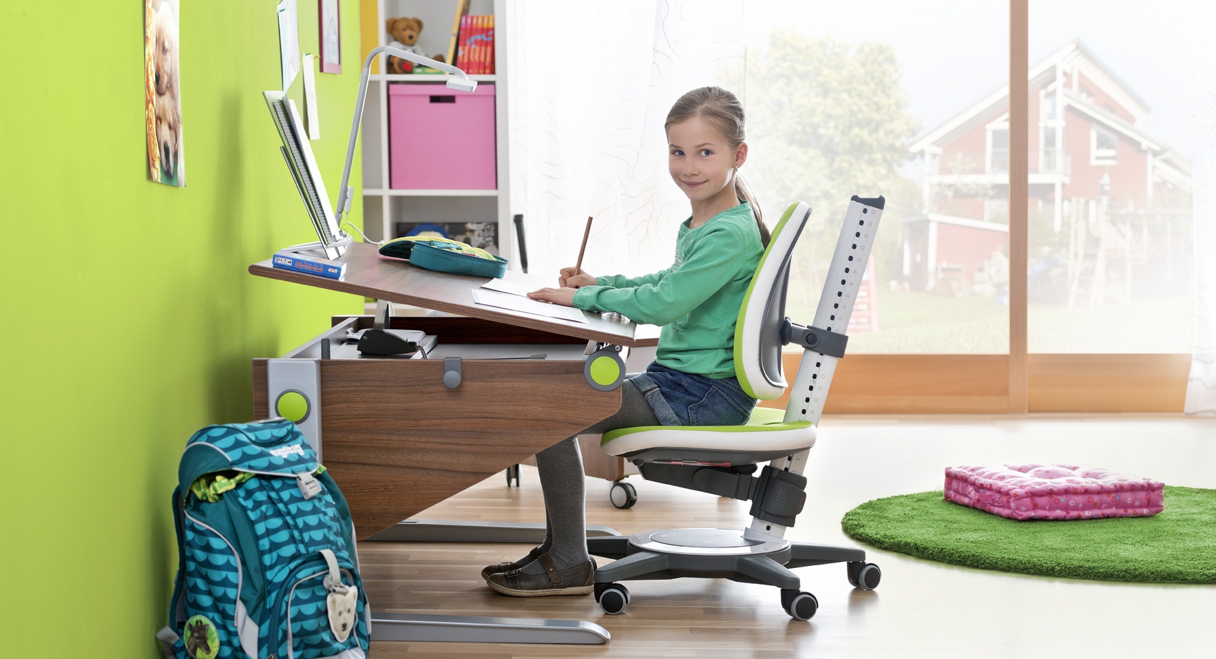 Как правильно подобрать письменный стол ребенку?